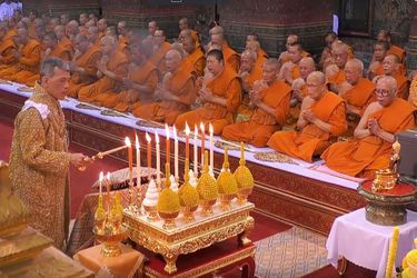 Le roi de Thaïlande Maha Vajiralongkorn dans un temple à Bangkok le 5 mai 2019