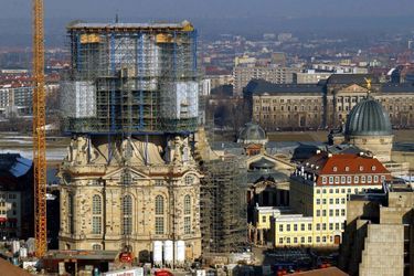 La façade sud de la «Frauenkirche» à Dresde en Allemagne, le 12 février 2003.
