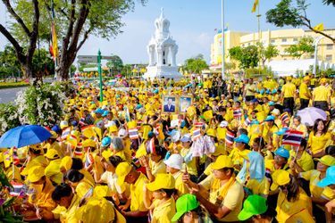 Thaïlandais sur le parcours de la procession du roi Maha Vajiralongkorn à Bangkok, le 5 mai 2019
