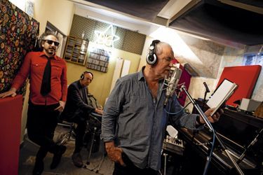 En studio d’enregistrement, à Buenos Aires, avec son percussionniste fétiche, Dominique Mahut.