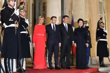 Emmanuel et Brigitte Macron et le couple présidentiel chinois sur le perron de l'Elysée. 