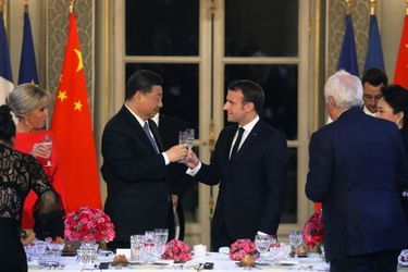Emmanuel Macron trinque avec Xi Jinping.