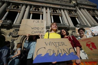 Juste avant le départ de la marche, ils étaient environ 200 devant l'Opéra, tenant des pancartes "Sauve la Terre, mange un lobbyiste", "Water is coming" ou scandant le slogan "on est plus chaud que le climat".