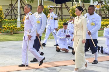 Le roi Maha Vajiralongkorn de Thaïlande (Rama X) avec la reine Suthida à Bangkok, le 2 mai 2019