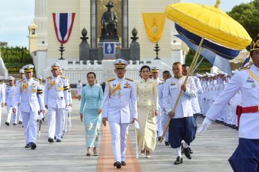 Le roi Maha Vajiralongkorn de Thaïlande (Rama X), la reine Suthida et la princesse Bajrakitiyabha à Bangkok, le 2 mai 2019