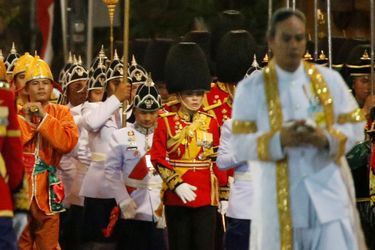 Au centre, la reine Suthida de Thaïlande en uniforme dans la procession du roi Maha Vajiralongkorn à Bangkok, le 5 mai 2019