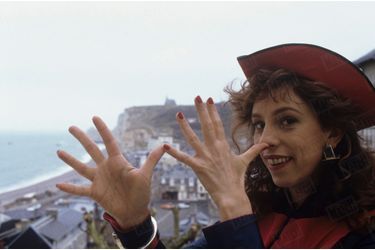 Anémone pose pour Match déguisée en Soldat de l'An II, le 14 mars 1988, deux jours après avoir emporté le César de la meilleure actrice... 