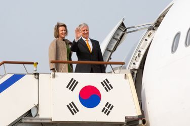 La reine Mathilde et le roi des Belges Philippe quittent Séoul, le 28 mars 2019