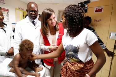 La reine Letizia d'Espagne en visite au centre de santé de Manhiça à Maputo au Mozambique, le 29 avril 2019