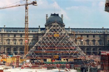 Chantier de la pyramide du Louvre à Paris, en août 1987.
