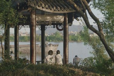 &quot;Séjour dans les Monts Fuchun&quot; de Gu XiaogangLe synopsis : Le destin d’une famille s’écoule au rythme de la nature, du cycle des saisons et de la vie d’un fleuve.   