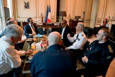 Samedi 20 avril, pour l’acte XXIII des gilets jaunes. Premier briefing à 8h20 dans son bureau, avec son secrétaire d’Etat Laurent Nunez (en noir), le préfet de police de Paris (en blanc) et les responsables des forces de l’ordre.