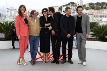 Doria Tillier, Daniel Auteil, Fanny Ardant, Nicolas Bedos, Guillaume Canet et Michael Cohen lors du photocall du film «La Belle Epoque» à Cannes le 21 mai 2019