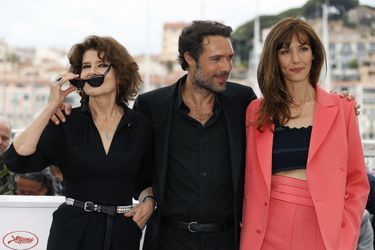 Fanny Ardant, Doria Tillier et Nicolas Bedos lors du photocall du film «La Belle Epoque» à Cannes le 21 mai 2019