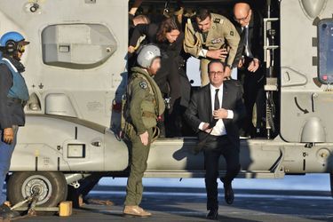 François Hollande à bord du porte-avions Charles de Gaulle, le 9 décembre 2016.