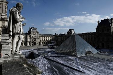 Cette semaine, l&#039;artiste JR et des bénévoles ont installé un collage géant pour les 20 ans de la pyramide du Louvre.