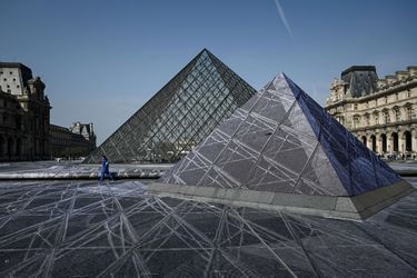 Cette semaine, l'artiste JR et des bénévoles ont installé un collage géant pour les 20 ans de la pyramide du Louvre.