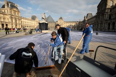 Cette semaine, l'artiste JR et des bénévoles ont installé un collage géant pour les 20 ans de la pyramide du Louvre.