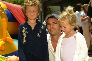 Luke Perry avec ses enfants Jack et Sophie en 1994