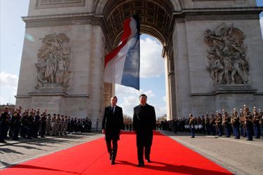Emmanuel Macron et Xi Jinping lors de la cérémonie officielle à l'Arc de Triomphe. 