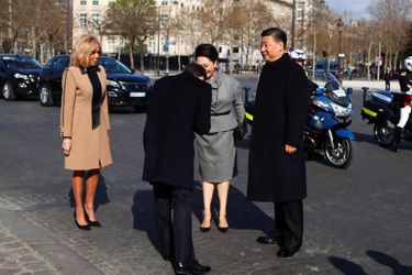 Emmanuel Macron et Xi Jinping, accompagnés de leurs épouses, lors de la cérémonie officielle à l'Arc de Triomphe. 