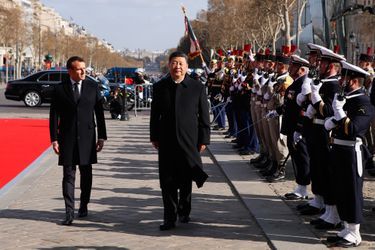 Emmanuel Macron et Xi Jinping lors de la cérémonie officielle à l'Arc de Triomphe. 