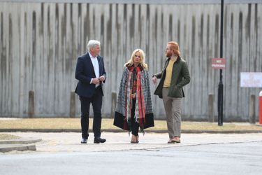 Pamela Anderson et le porte-parole de WikiLeaks Kristinn Hrafnsson s'adressent aux journalistes devant la prison de Belmarsh à Londres le 7 mai 2019