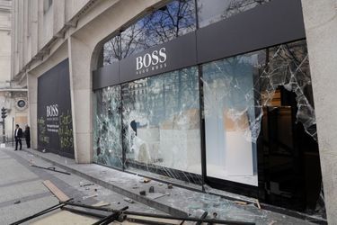 Des magasins ont été pillés samedi sur les Champs-Elysées lors de l'acte 18 de la mobilisation des "gilets jaunes".