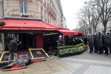 La célèbre brasserie Le Fouquet's ainsi que des magasins ont été pillés samedi sur les Champs-Elysées lors de l'acte 18 de la mobilisation des "gilets jaunes".