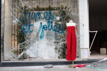 Des magasins ont été pillés samedi sur les Champs-Elysées lors de l'acte 18 de la mobilisation des "gilets jaunes".