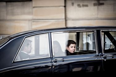 Le prince Christian accompagne le cercueil de son grand-père le prince Henrik, au palais d’Amalienborg à Copenhague.