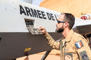 Inspection de routine. Comme tout pilote, et même s’il ne quittera pas la base de Niamey (Niger), Sébastien fait le tour de son appareil avant le décollage. Ici, il contrôle les « trappes de connexion ».