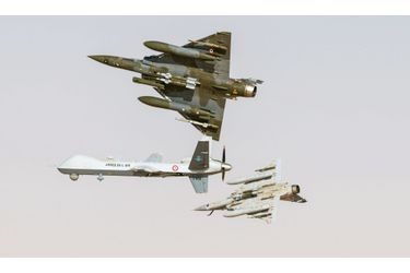 En mars, au Mali. Sous le nez du drone Reaper, une caméra ; sous les deux Mirage 2000, des bombes et des missiles. 