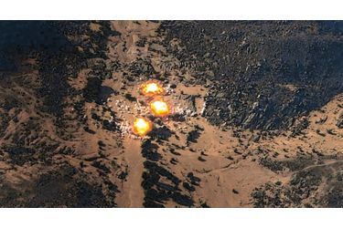 Guidé par le drone, le Mirage 2000 D lâche trois bombes.AVERTISSEMENT. La qualité des photographies tirées des capteurs du drone Reaper et publiées dans ce sujet a été volontairement dégradée par sécurité et ne reflète pas leur qualité réelle.