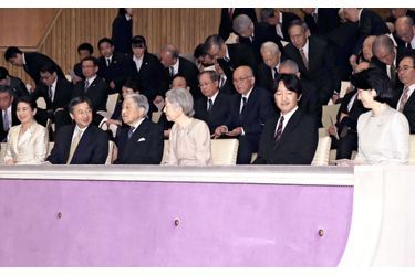 L'empereur Akihito et l'impératrice Michiko du Japon à Tokyo avec leurs fils et belles-filles, le 2 avril 2019