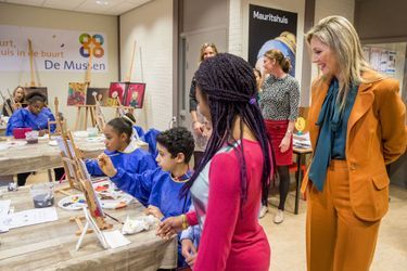 La reine Maxima des Pays-Bas avec de petits peintres à La Haye, le 17 novembre 2016
