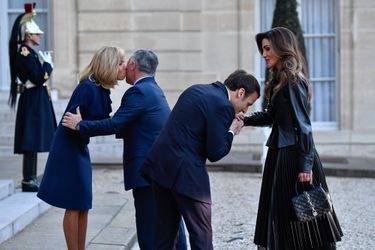 Emmanuel Macron et son épouse Brigitte saluent le roi Abdallah II et la reine Rania de Jordanie, reçus à l&#039;Elysée vendredi.
