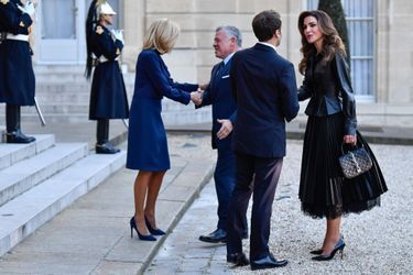 Emmanuel Macron et son épouse Brigitte saluent le roi Abdallah II et la reine Rania de Jordanie, reçus à l&#039;Elysée vendredi.
