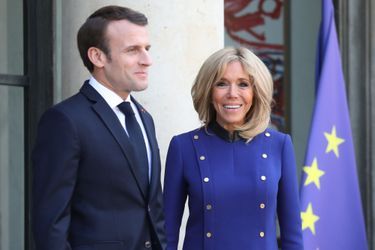 Le président chinois Xi Jinping et son épouse Peng Liyuan ont quitté la France ce mardi après-midi. Le couple présidentiel français les a accompagné sur le perron de l&#039;Elysée. Brigitte Macron arborait une tenue aux couleurs de l&#039;Europe.