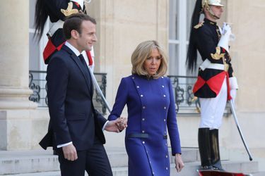 Le président chinois Xi Jinping et son épouse Peng Liyuan ont quitté la France ce mardi après-midi. Le couple présidentiel français les a accompagné sur le perron de l&#039;Elysée. Brigitte Macron arborait une tenue aux couleurs de l&#039;Europe.