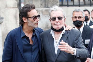 Anthony et Alain Delon , lors des obsèques de Jean-Paul Belmondo, le 10 septembre 2021. 