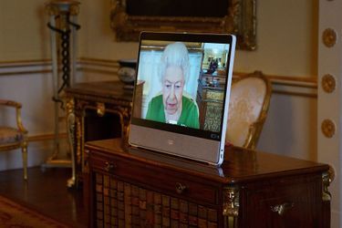 La reine Elizabeth II donne des audiences à Buckingham Palace... mais reste à Windsor.