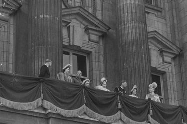 Le roi George VI et la reine consort Elizabeth au balcon de Buckingham Palace le 26 avril 1948 pour leurs noces d’argent, avec les princesses Elizabeth et Margaret, le prince Philip et la Queen Mary