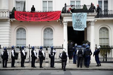 Des manifestants occupent un manoir qui appartiendrait à un oligarque russe, à Londres. 