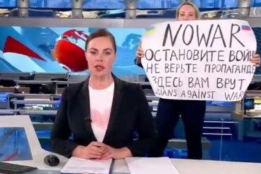En plein journal télévisé de la chaîne russe 1TV, Marina Ovsiannikova s’est placée derrière la présentatrice Ekaterina Andreïeva qui lançait un sujet sur les relations avec le Bélarus.