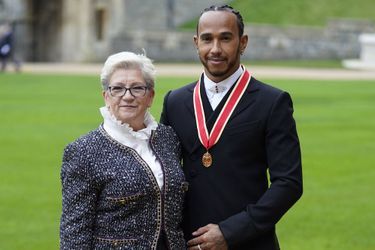 Lewis Hamilton et sa mère Carmen Labalestier lors d&#039;une cérémonie d&#039;investiture, au château de Windsor