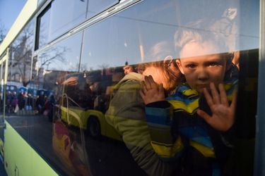Un enfant dans un bus de réfugiés à Lviv, Ukraine, samedi 13 mars 2022. 