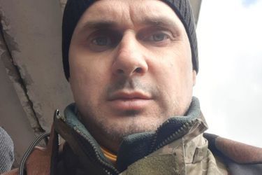 Le réalisateur ukrainien Oleg Sentsov a pris les armes pour défendre son pays dès le début du conflit. Activiste, prix Sakharov du Parlement européen, il figure encore sur une liste russe de personnalités ukrainiennes à traquer, selon un rapport américain.