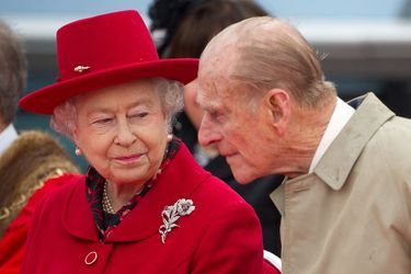Elizabeth II et le prince Philip devant le Cutty Sark en avril 2012.
