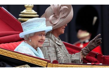 <br />
La reine et Camilla, paradent en carrosse au dernier jour des célébrations du jubilé